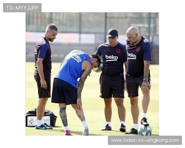 梅西训练被围观,诺坎普现场追星潮再现 梅西训练被围观,诺坎普现场追星潮再现