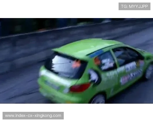 赛车手最后一弯反超轰动全场，巅峰瞬间激荡人心