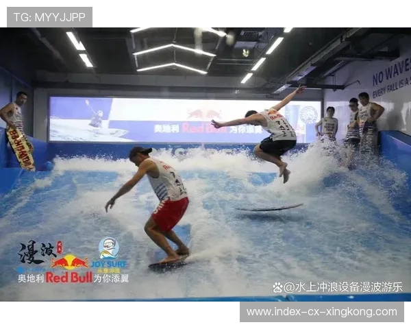 冲浪选手与海浪合影成艺术展览参展作品