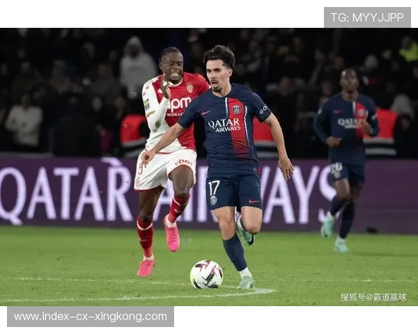 巴黎拉莫斯飞越防线完成强力顶射，完美演绎足球艺术