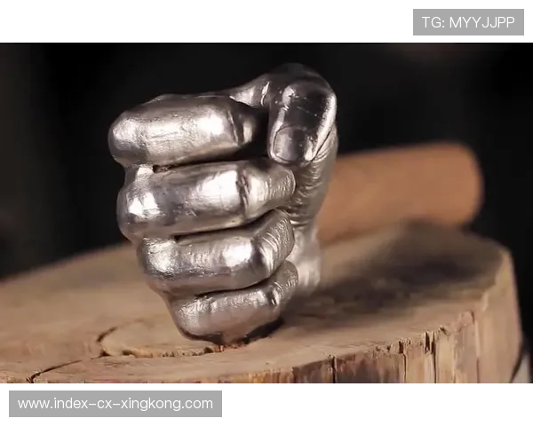 拳击手的爆发拳头如同铁锤